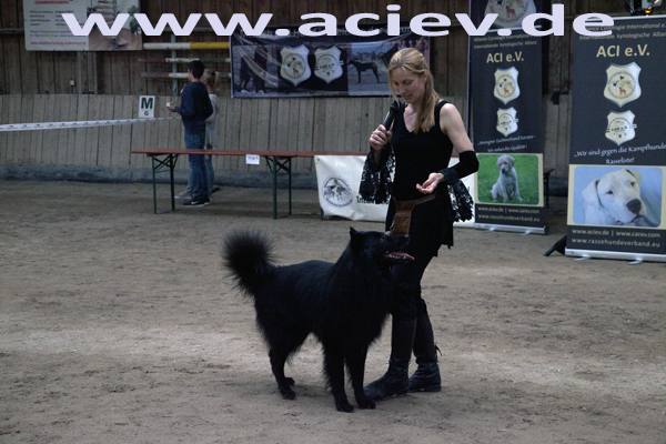 Karen Uecker überzeugt mit Dog-Dancing-Nummer