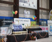Pokaltisch mit Siegerpokalen und 30-Jahre-Luftballons bei der ACI Tandem-Rassehunde-Ausstellung 2026 in Waldbronn.