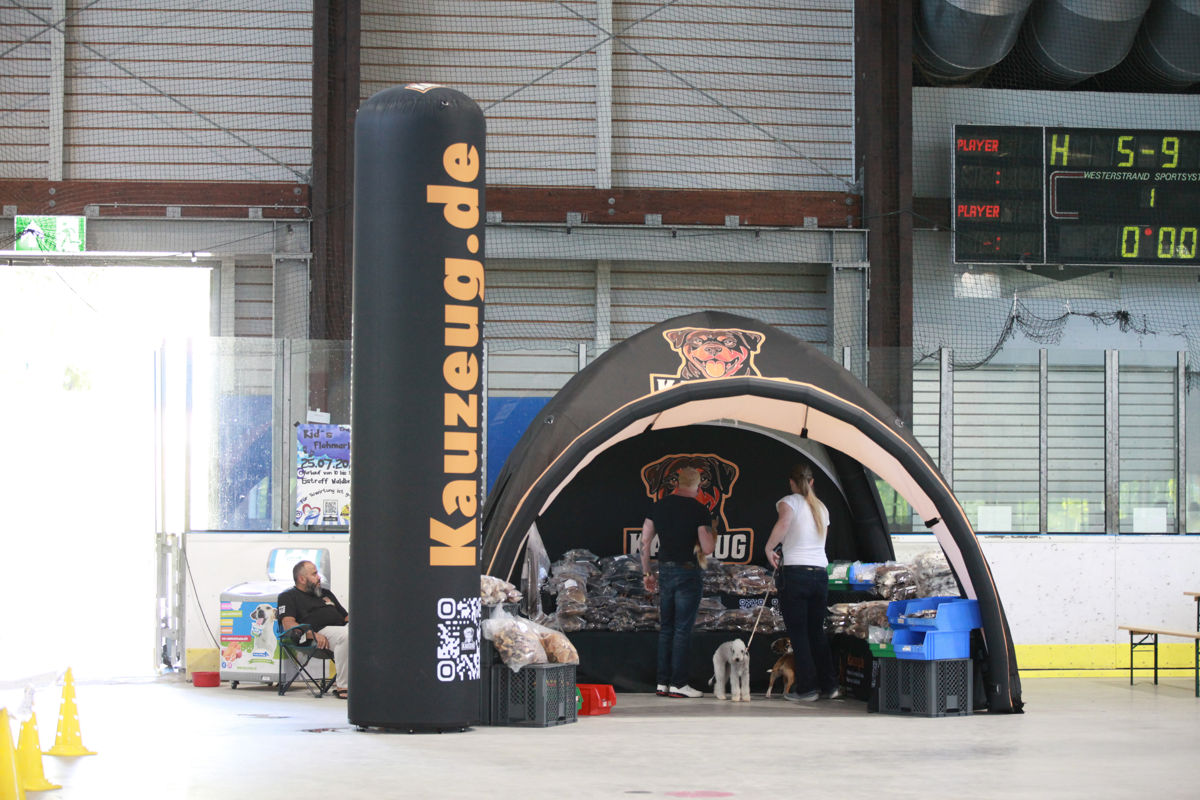 Werbepartner kauzeug.de auf der ACI Tandem-Rassehunde-Ausstellung 2026 Messestand des Werbepartners kauzeug.de mit hochwertigem Hundespielzeug und Kauartikeln auf der ACI Tandem-Rassehunde-Ausstellung 2026.