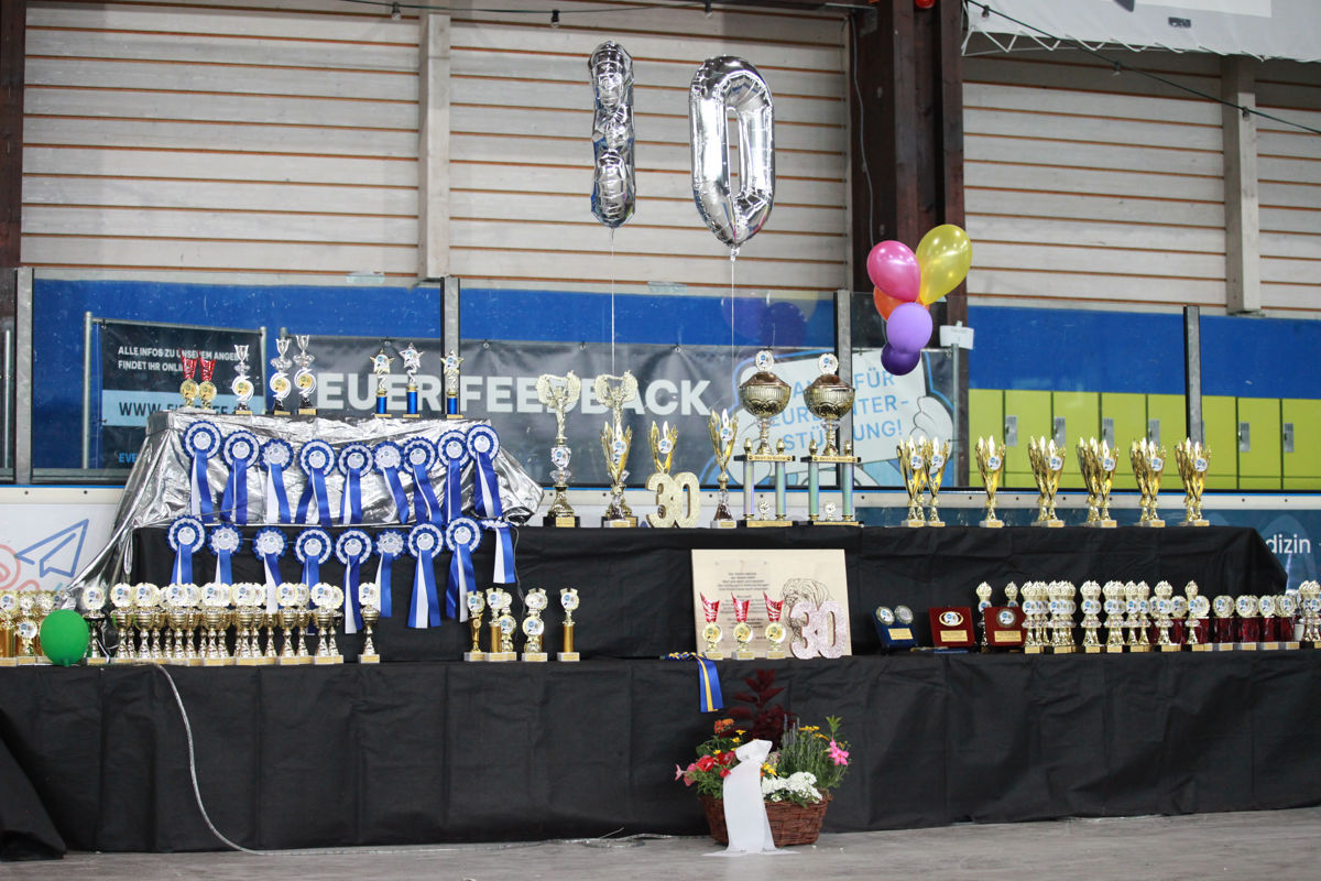 Ehrenpreistisch der Weltsieger Schau & German Champion Cup 2026 Festlich dekorierter Ehrenpreistisch mit Siegerpokalen, Rosetten und Jubiläumsdekoration bei der Weltsieger Schau und dem German Champion Cup 2026 der ACI.