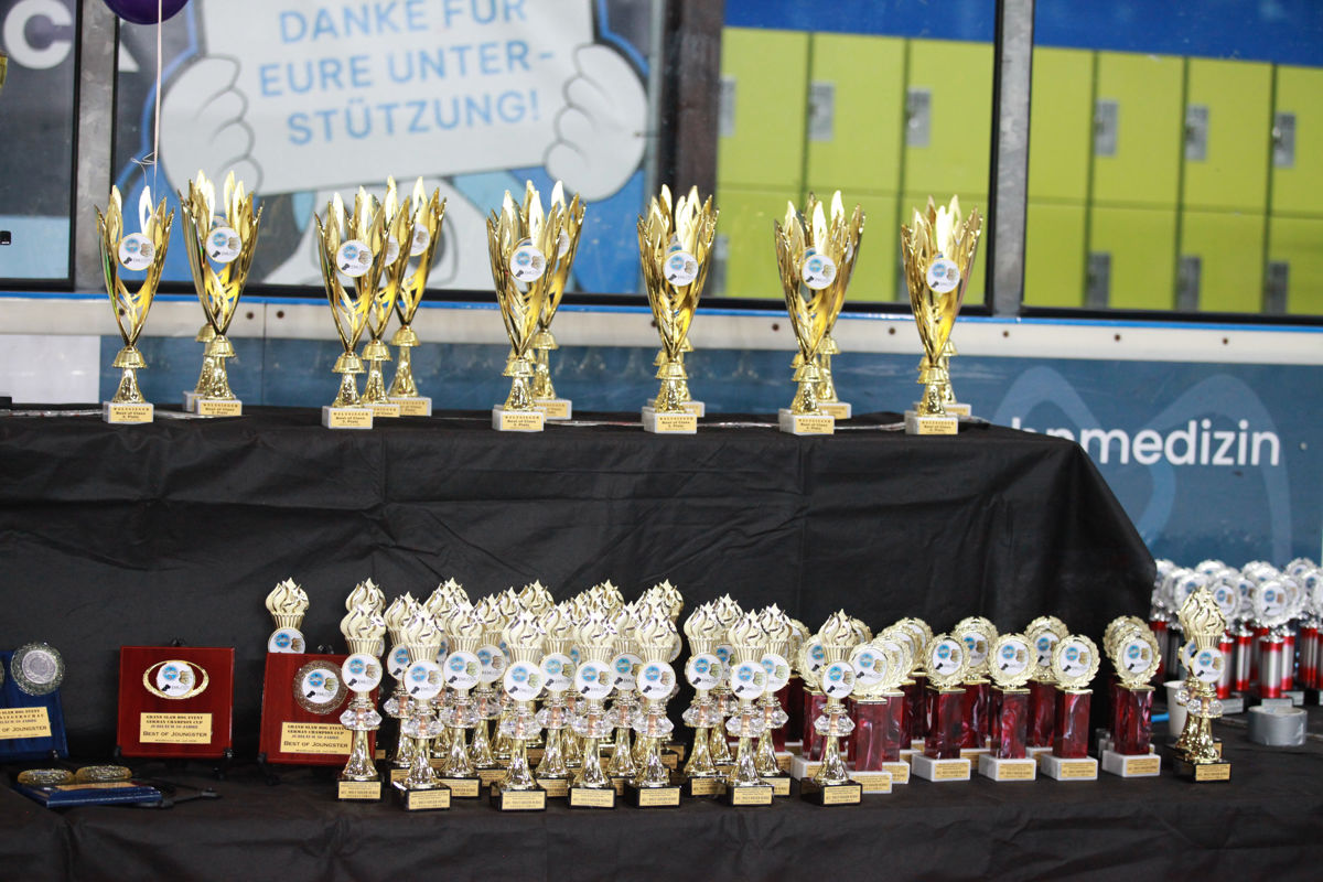 Siegerpokale der Weltsieger Schau & German Champion Cup 2026 Siegerpokale und Ehrenpreise der Weltsieger Schau und des German Champion Cup 2026 bei der ACI Tandem-Rassehunde-Ausstellung.