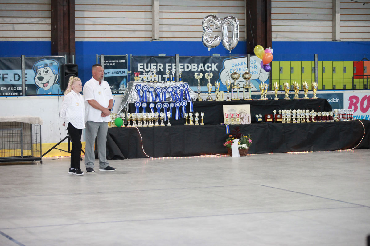 30 Jahre CAR e.V. bei der Weltsieger Schau & German Champion Cup 2026 Kerstin Schlottmann und Alexander Kohout vor dem festlich dekorierten Ehrenpreistisch zum 30-jährigen Jubiläum des Club für alle Rassehunde e.V. während der Weltsieger Schau 2026.