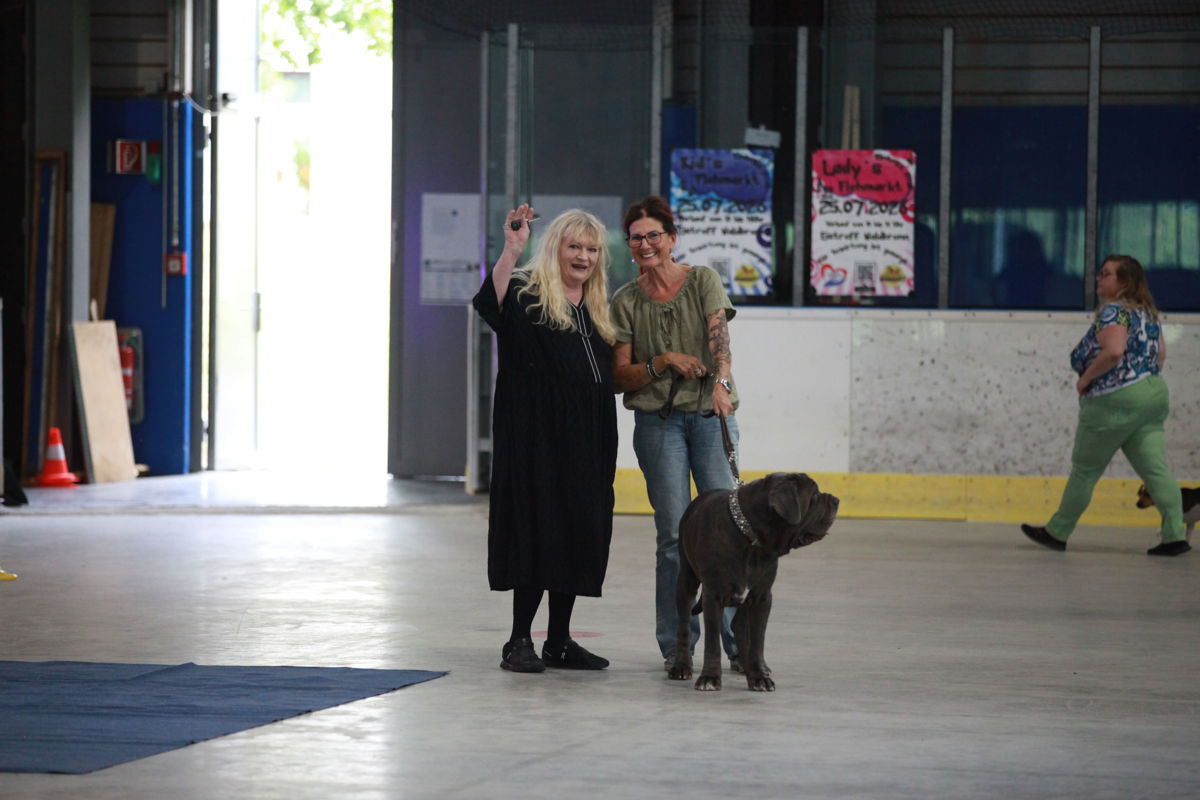 Sabine mit Hera Guard of the District bei der Weltsieger Schau 2026 Sabine, Schatzmeisterin des CAR e.V. und der ACI, gemeinsam mit ihrer Freundin Martine sowie Hera Guard of the District aus Luxemburg während der Weltsieger Schau 2026.