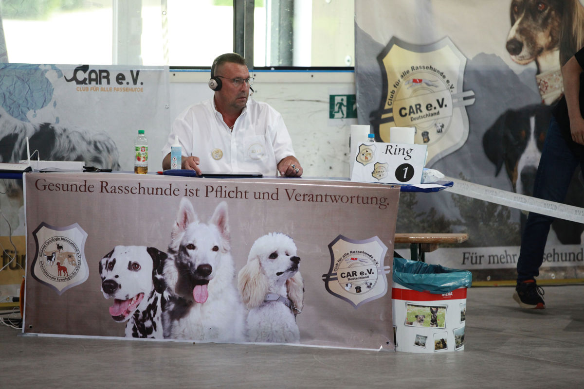 Richter Alexander Kohout am Ring der Weltsieger Schau 2026 Richter Alexander Kohout, 2. Vorsitzender der Alliance Cynologie International e.V., richtet Ring 1 und arbeitet mit der CALL IN App während der Weltsieger Schau 2026.